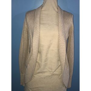 5/$25Cream/tan round bottom sweater size medium
